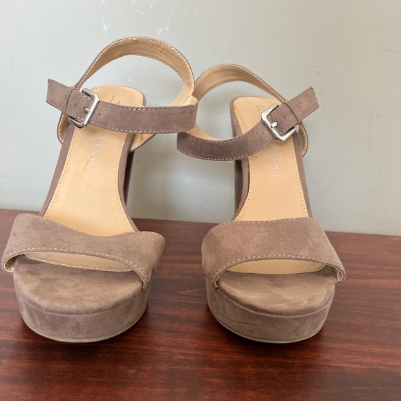 “Suede” Lauren Conrad strappy heel size 9
Mushroom in color. Not worn- tried on. - Picture 2 of 5